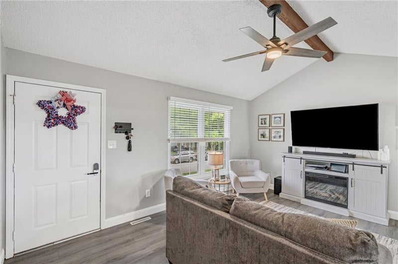 716 Redwood Ln, Blue Springs, MO 64014