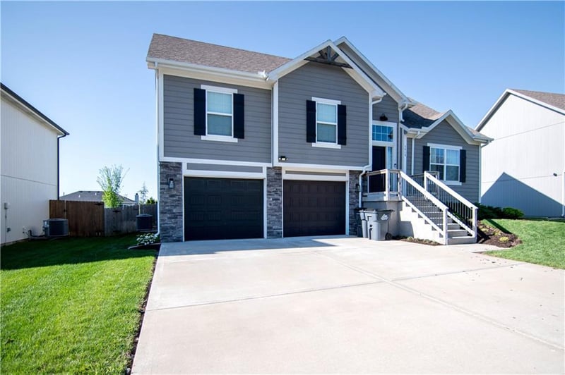 3919 Valley Forge Dr, Blue Springs, MO 64014