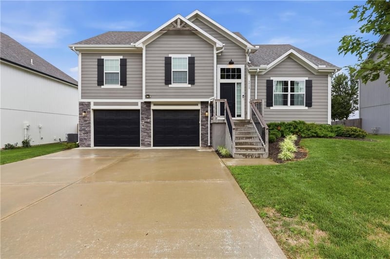 3919 Valley Forge Dr, Blue Springs, MO 64014