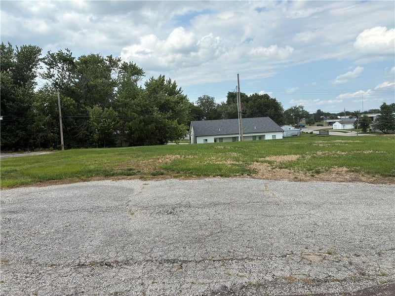 343 4th St, Lawson, MO 64062