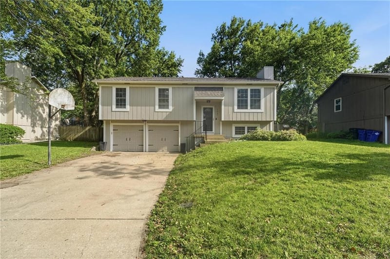1037 Valley Rd, Olathe, KS 66061