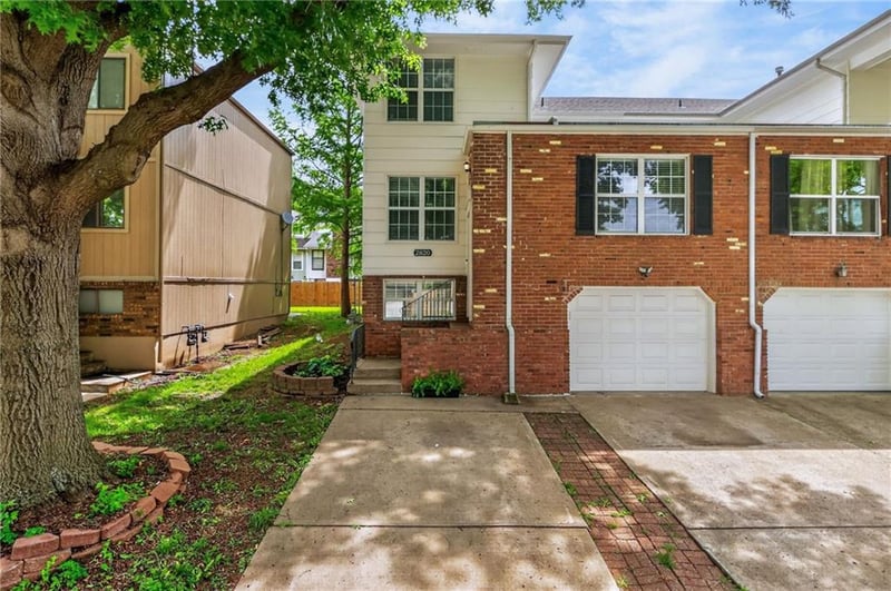 2820 5th St, Blue Springs, MO 64014