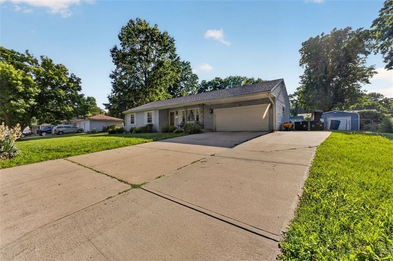 6204 Hedges Ave, Raytown, MO 64133