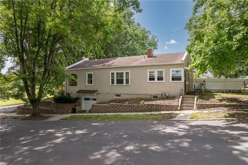 1402 S 30th St, St Joseph, MO 64507