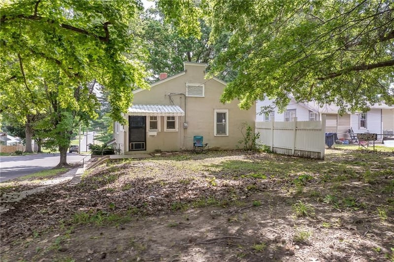1402 S 30th St, St Joseph, MO 64507