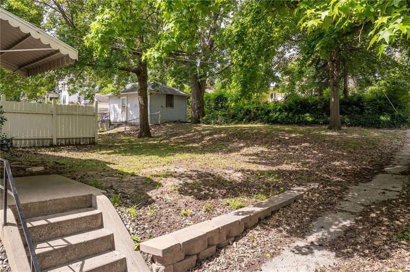 1402 S 30th St, St Joseph, MO 64507