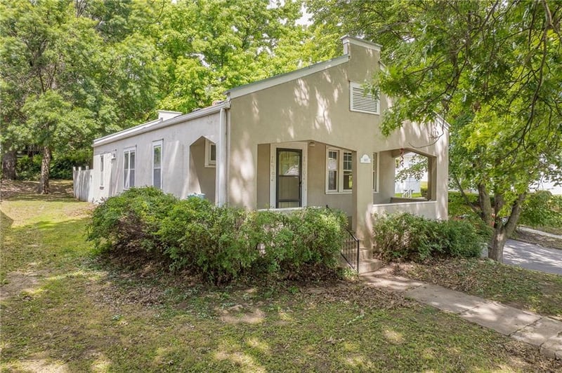 1402 S 30th St, St Joseph, MO 64507