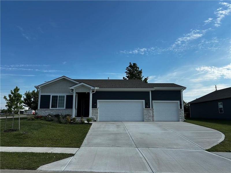 309 Hawthorne Ct, Blue Springs, MO 64014