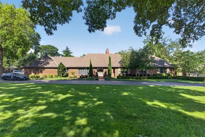 8301 Roe Ave, Prairie Village, KS 66207
