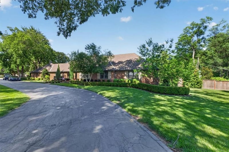 8301 Roe Ave, Prairie Village, KS 66207