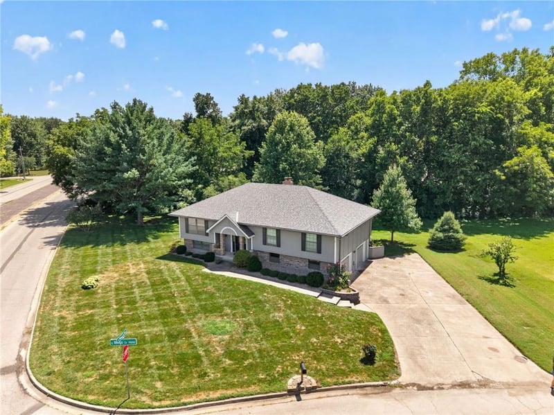 19019 Ringo Cir, Independence, MO 64057