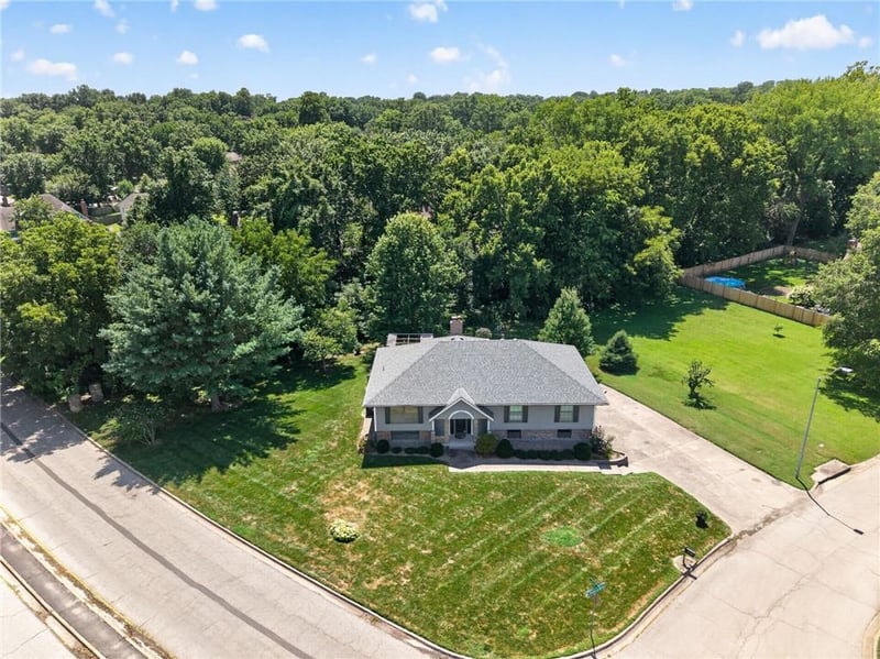 19019 Ringo Cir, Independence, MO 64057