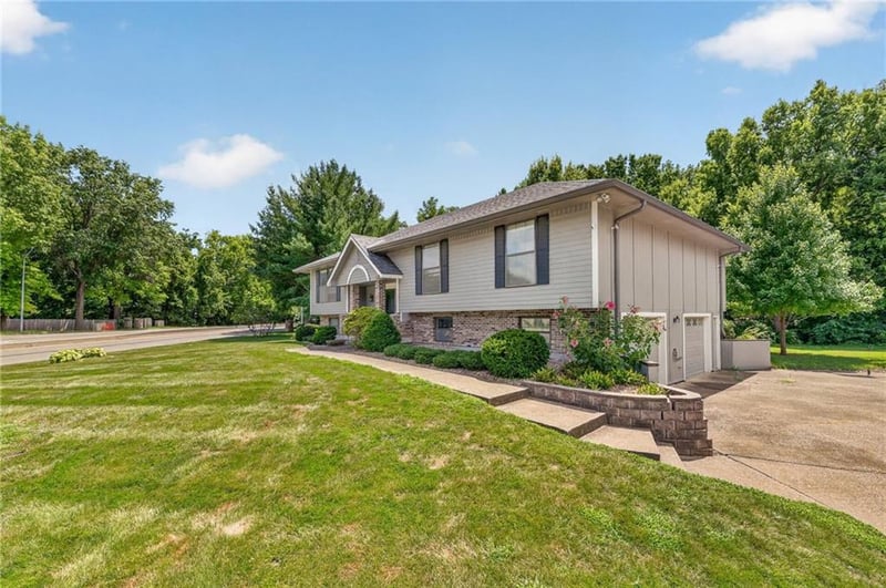 19019 Ringo Cir, Independence, MO 64057