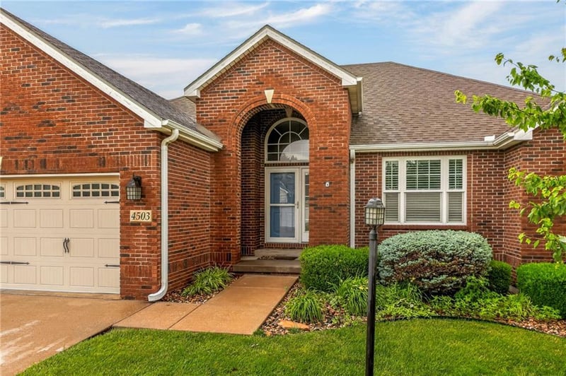 4503 Wilshire Dr, St Joseph, MO 64506
