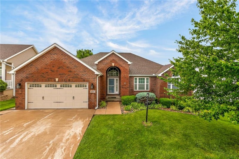 4503 Wilshire Dr, St Joseph, MO 64506