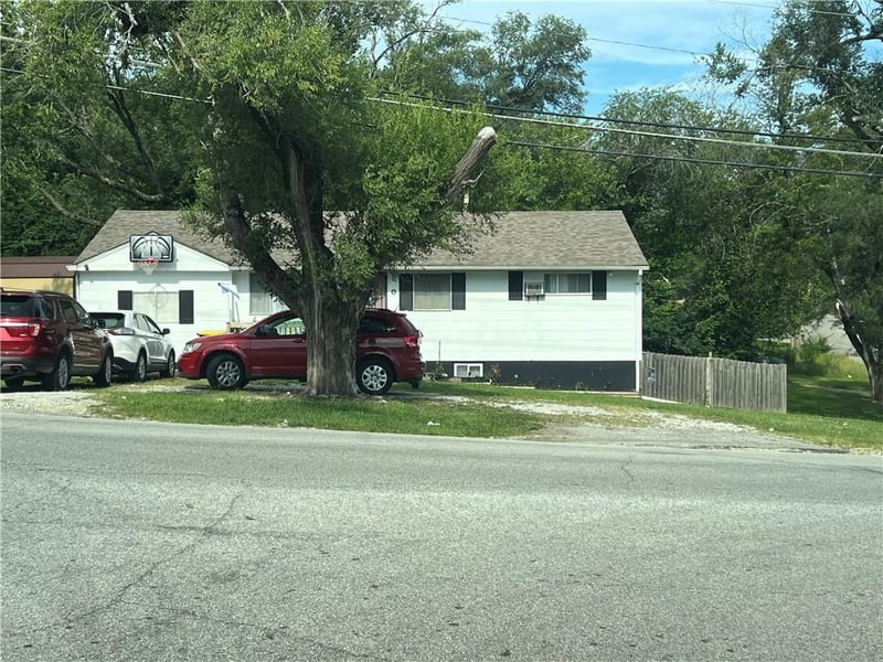 8504 Oldham Rd, Kansas City, MO 64138
