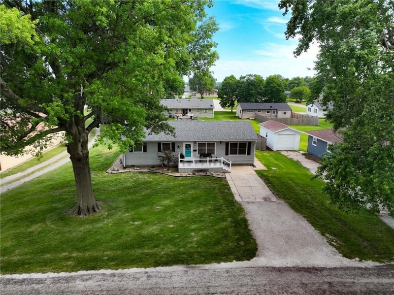 105 Sioux Ave, Hiawatha, KS 66434