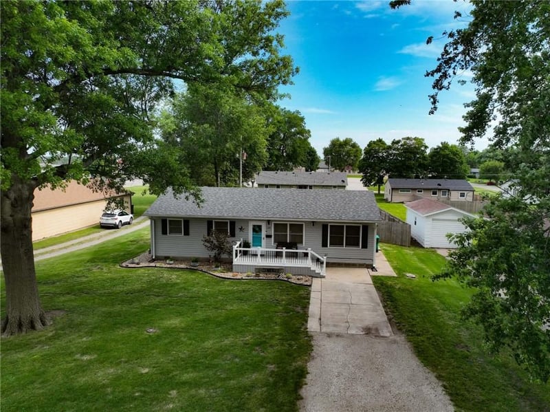 105 Sioux Ave, Hiawatha, KS 66434