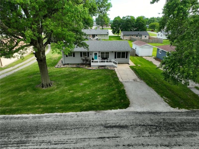 105 Sioux Ave, Hiawatha, KS 66434