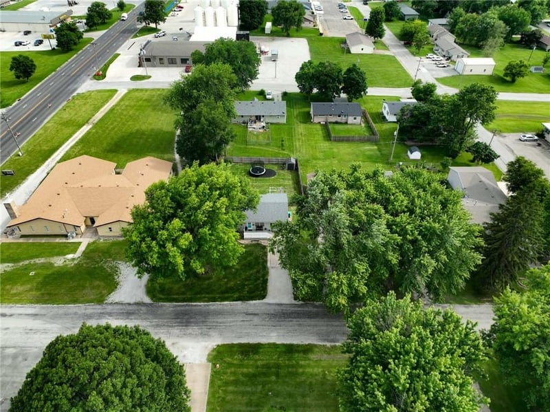 105 Sioux Ave, Hiawatha, KS 66434