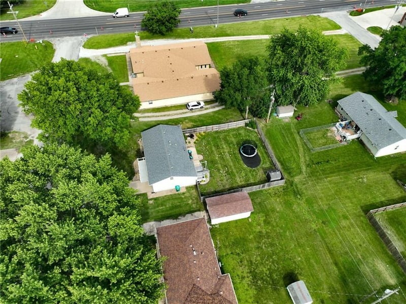 105 Sioux Ave, Hiawatha, KS 66434