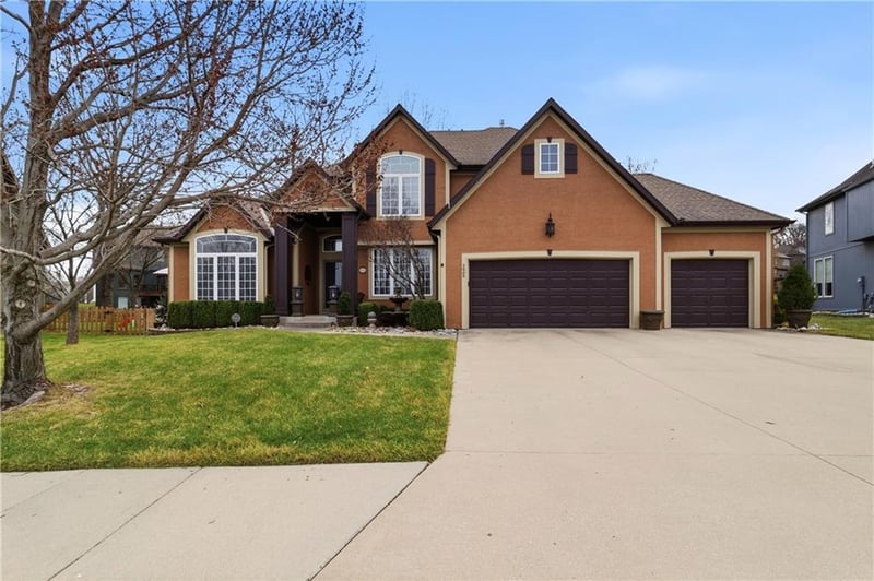 225 Misty Meadow Dr, Lee's Summit, MO 64064