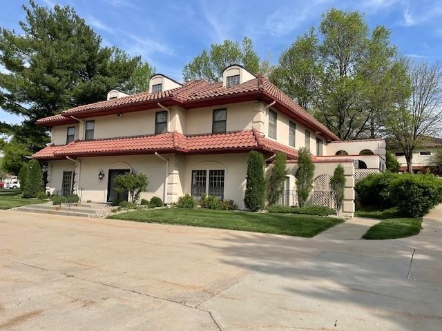 1007 Saint Maartens Dr, St Joseph, MO 64506