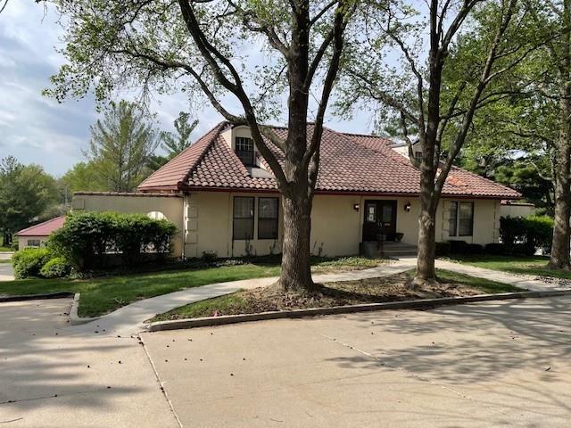 1007 Saint Maartens Dr, St Joseph, MO 64506