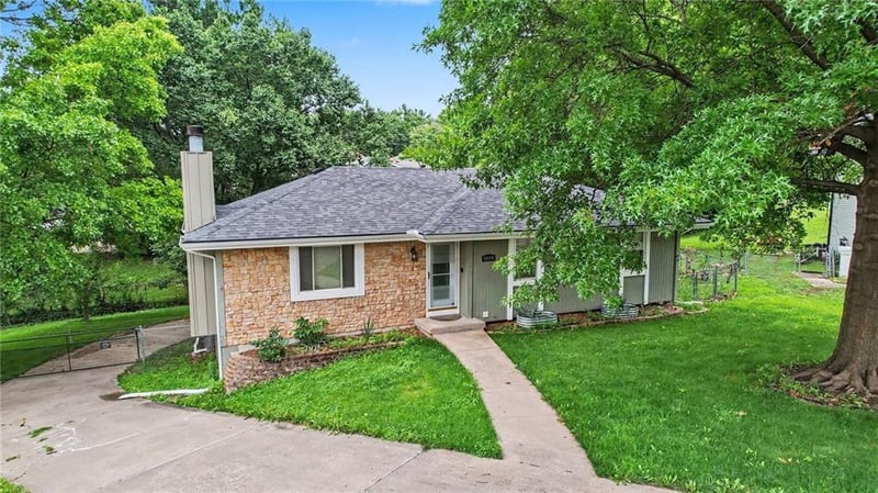 10008 70th Ct, Parkville, MO 64152