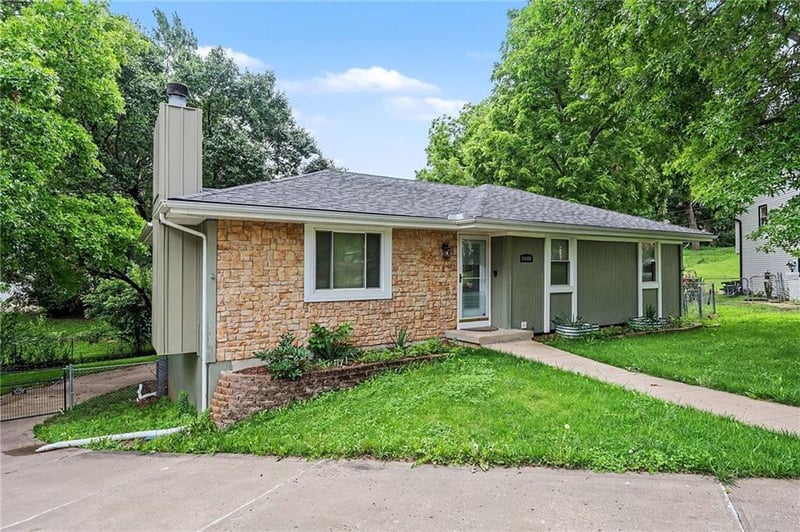 10008 70th Ct, Parkville, MO 64152