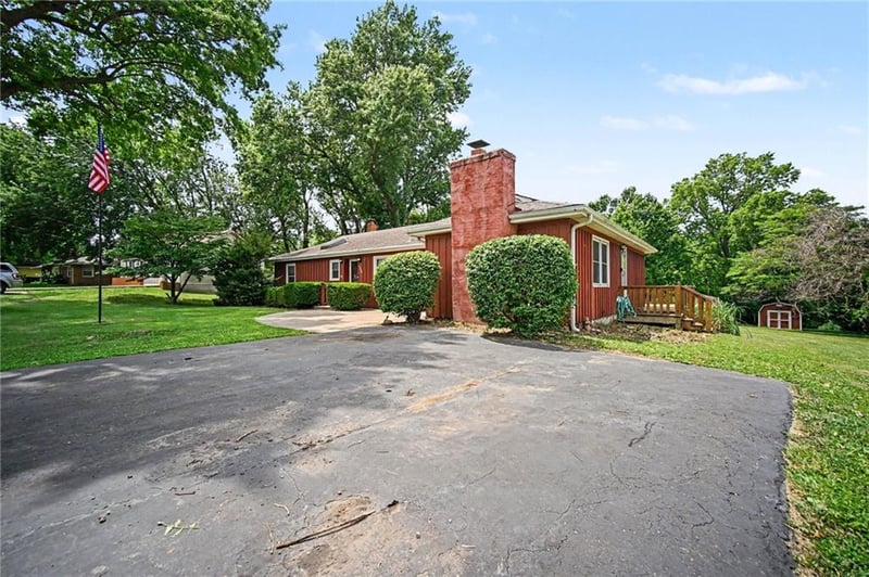 1728 Berry Rd, Independence, MO 64057