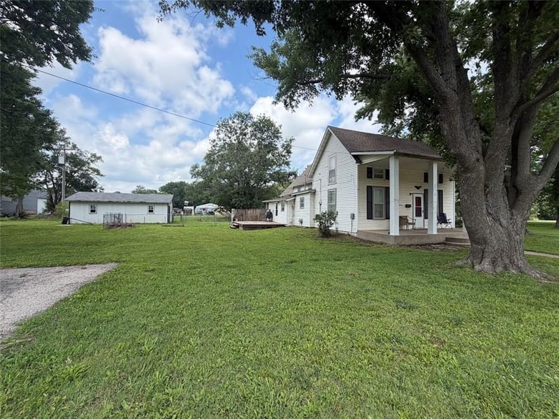 604 S 3rd St, Burlington, KS 66839