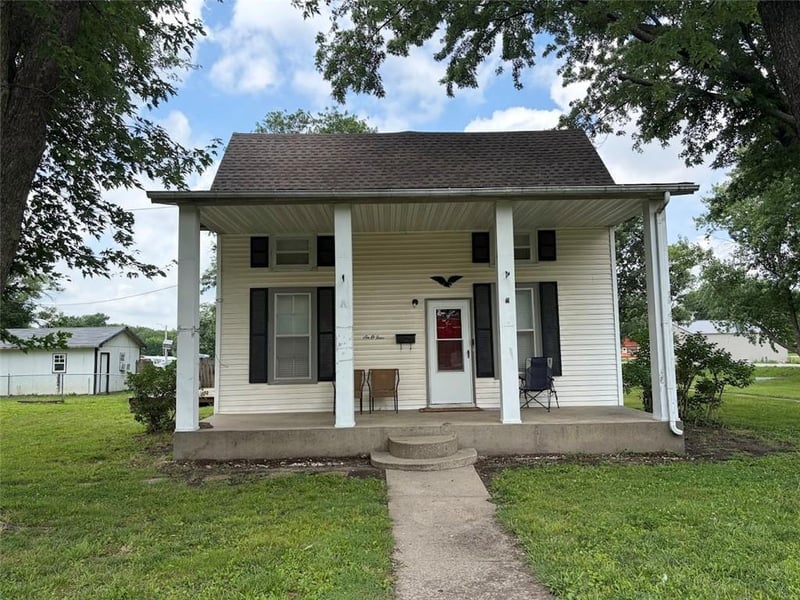 604 S 3rd St, Burlington, KS 66839