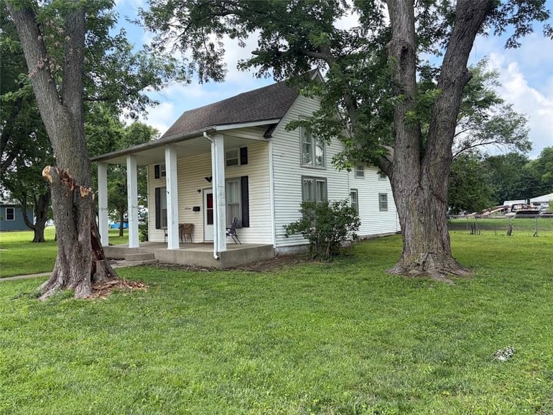 604 S 3rd St, Burlington, KS 66839
