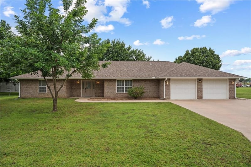 1006 Ridgeway St, Caney, KS 67333