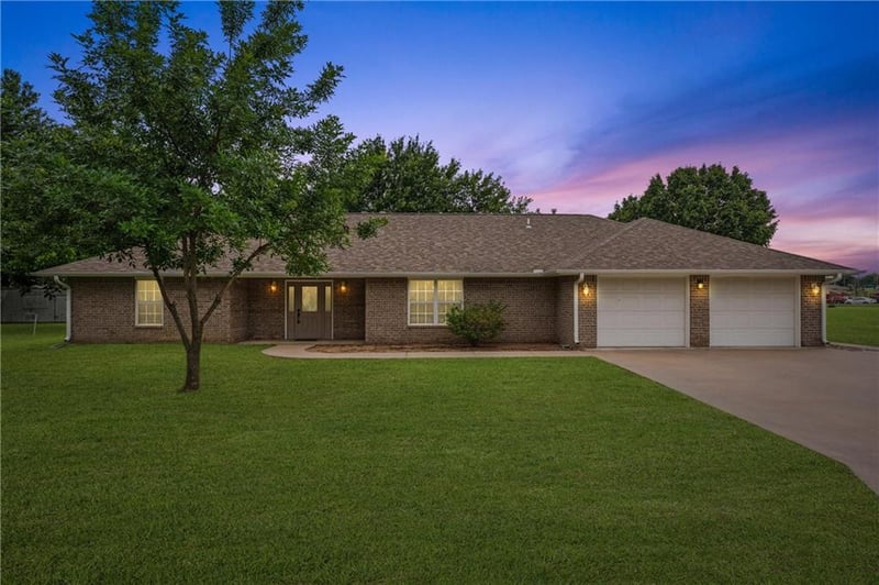 1006 Ridgeway St, Caney, KS 67333