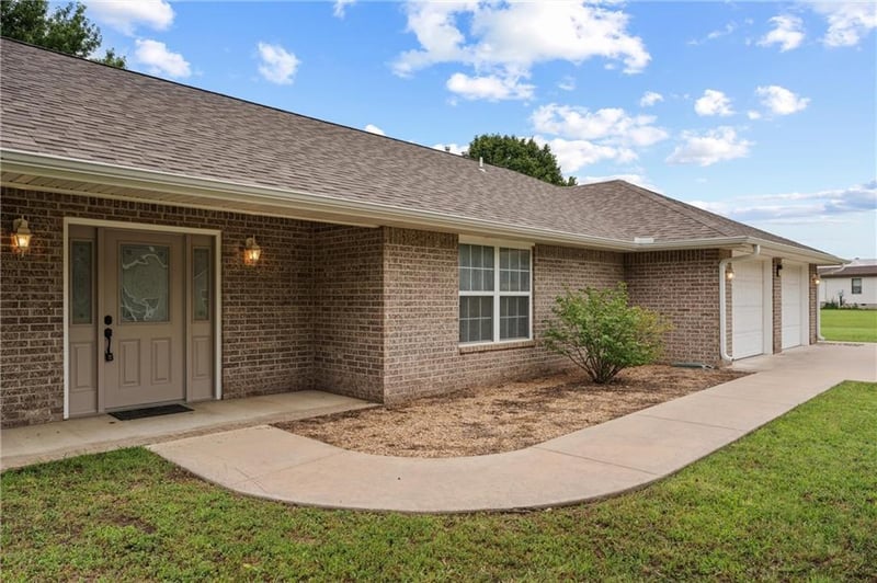 1006 Ridgeway St, Caney, KS 67333