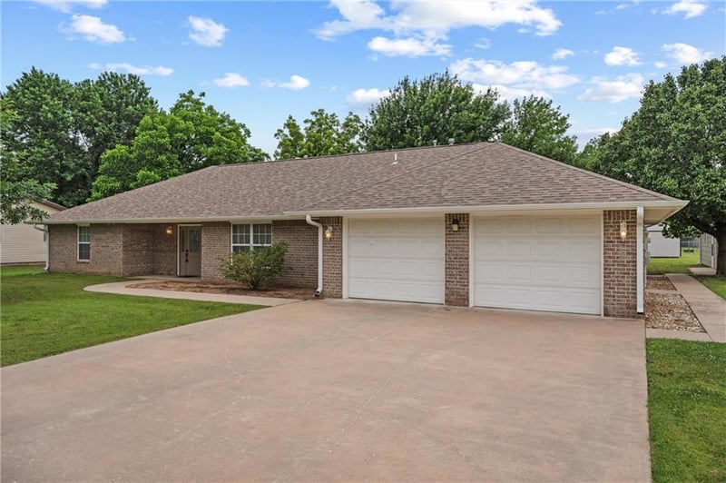 1006 Ridgeway St, Caney, KS 67333