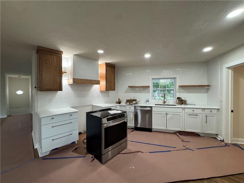 10505 49th St, Shawnee, KS 66203