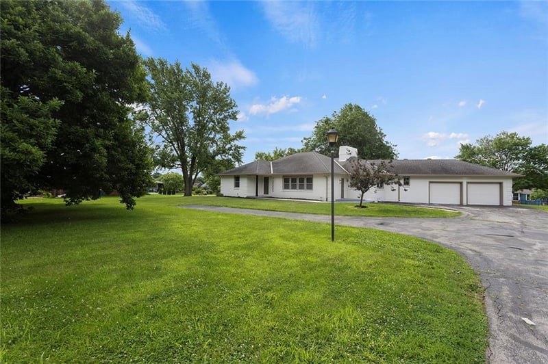 10505 W 49th St, Shawnee, KS 66203