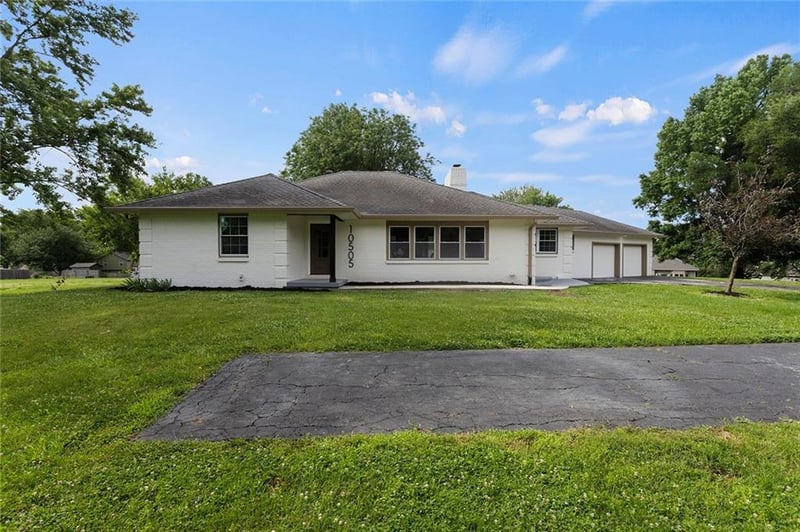 10505 W 49th St, Shawnee, KS 66203