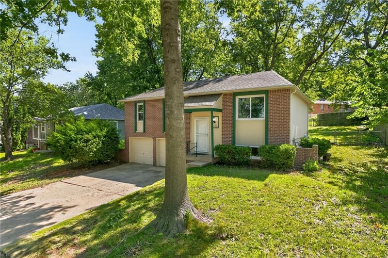 1100 Canterbury Rd, Blue Springs, MO 64015