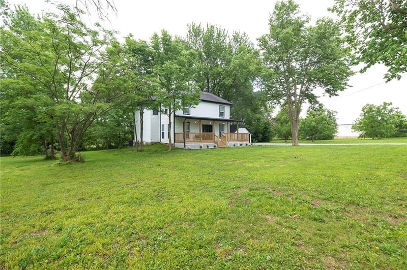 21195 Woodland Rd, Spring Hill, KS 66083