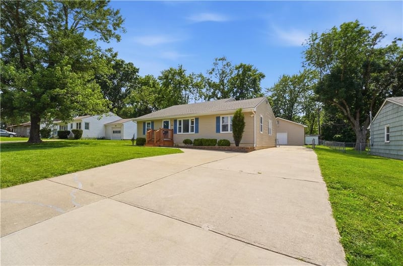 800 Miller St, Lee's Summit, MO 64063
