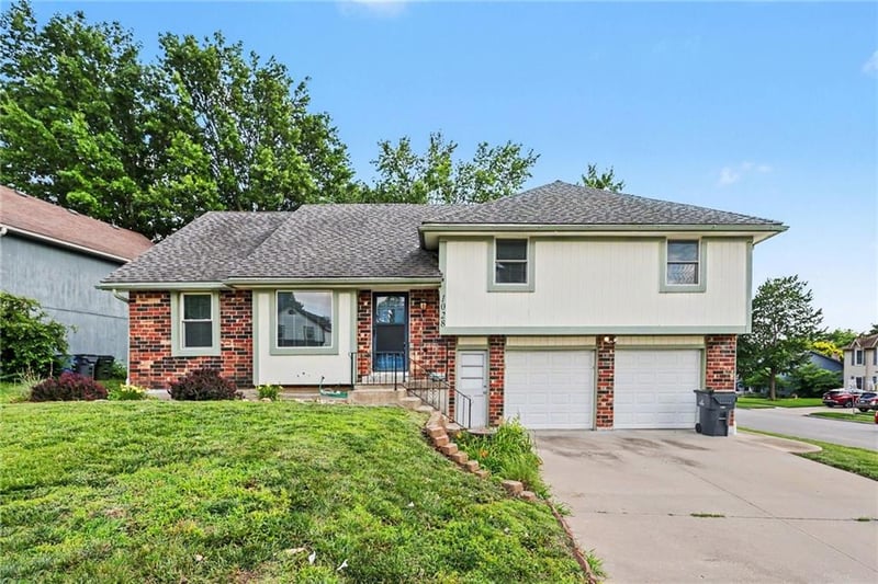 1028 Lindenwood Dr, Olathe, KS 66062