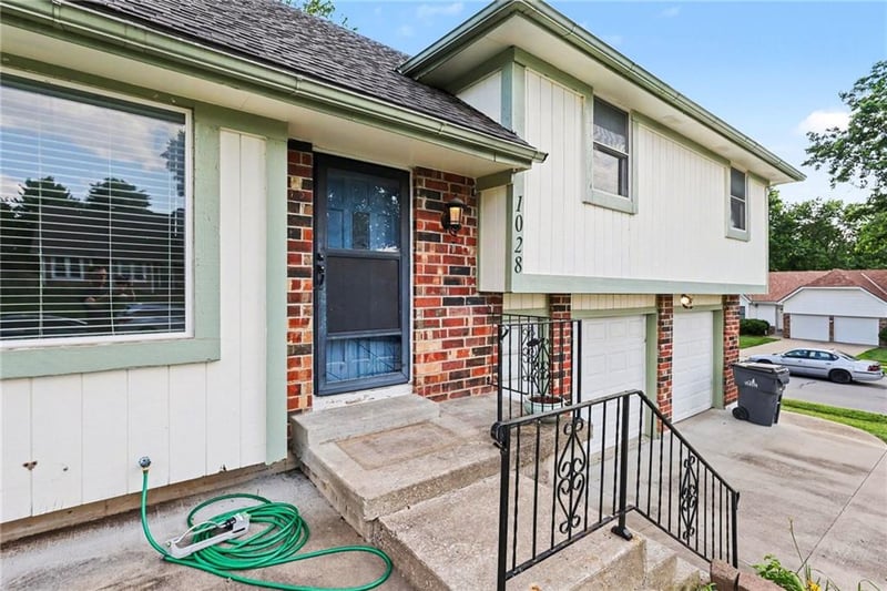 1028 Lindenwood Dr, Olathe, KS 66062