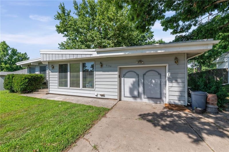 6104 Garfield Ave, Gladstone, MO 64118