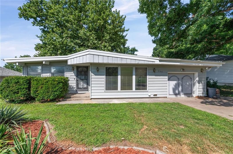 6104 Garfield Ave, Gladstone, MO 64118