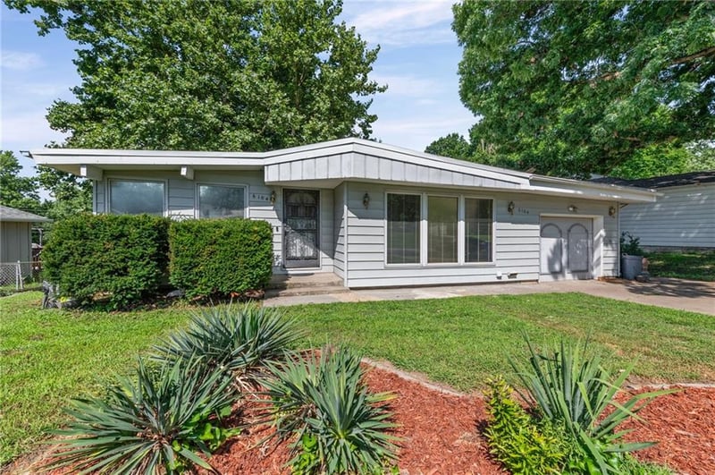6104 Garfield Ave, Gladstone, MO 64118