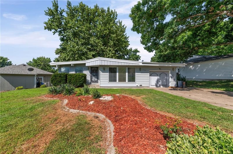6104 Garfield Ave, Gladstone, MO 64118